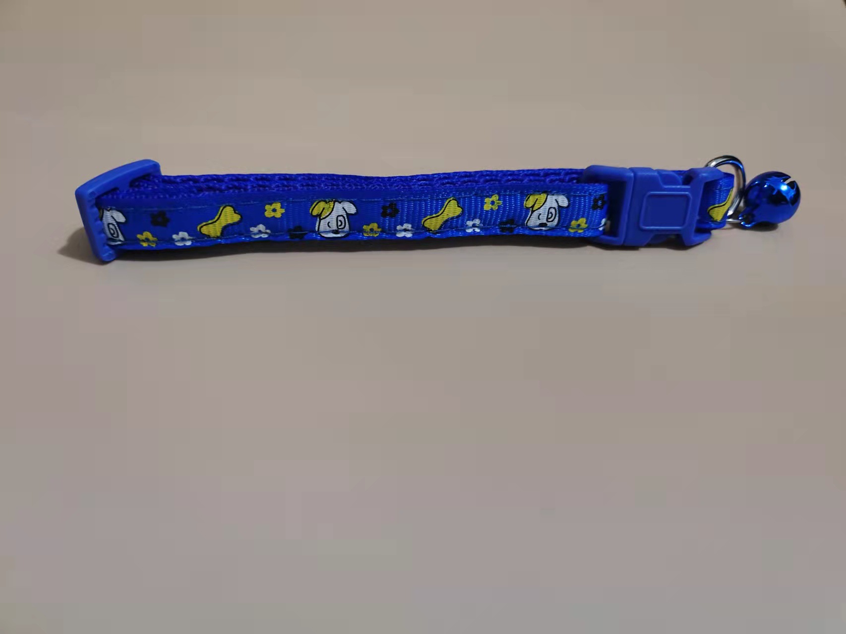 Pei Pei 1.0 huesos perros cabeza flores mascotas perros gatos collar collar campanas gatos artículos de mascotas al por mayor