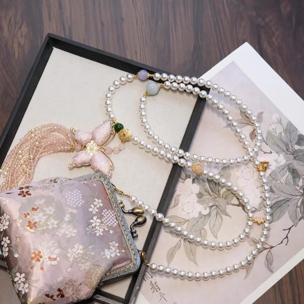 New Chinese style retro mobile phone bag with hand-beaded chain and tassel, exuding a high-end and elegant single shoulder/crossbody bag.