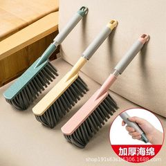 ベッドの上でほうきをきれいにしてベッドの神器を磨きます。