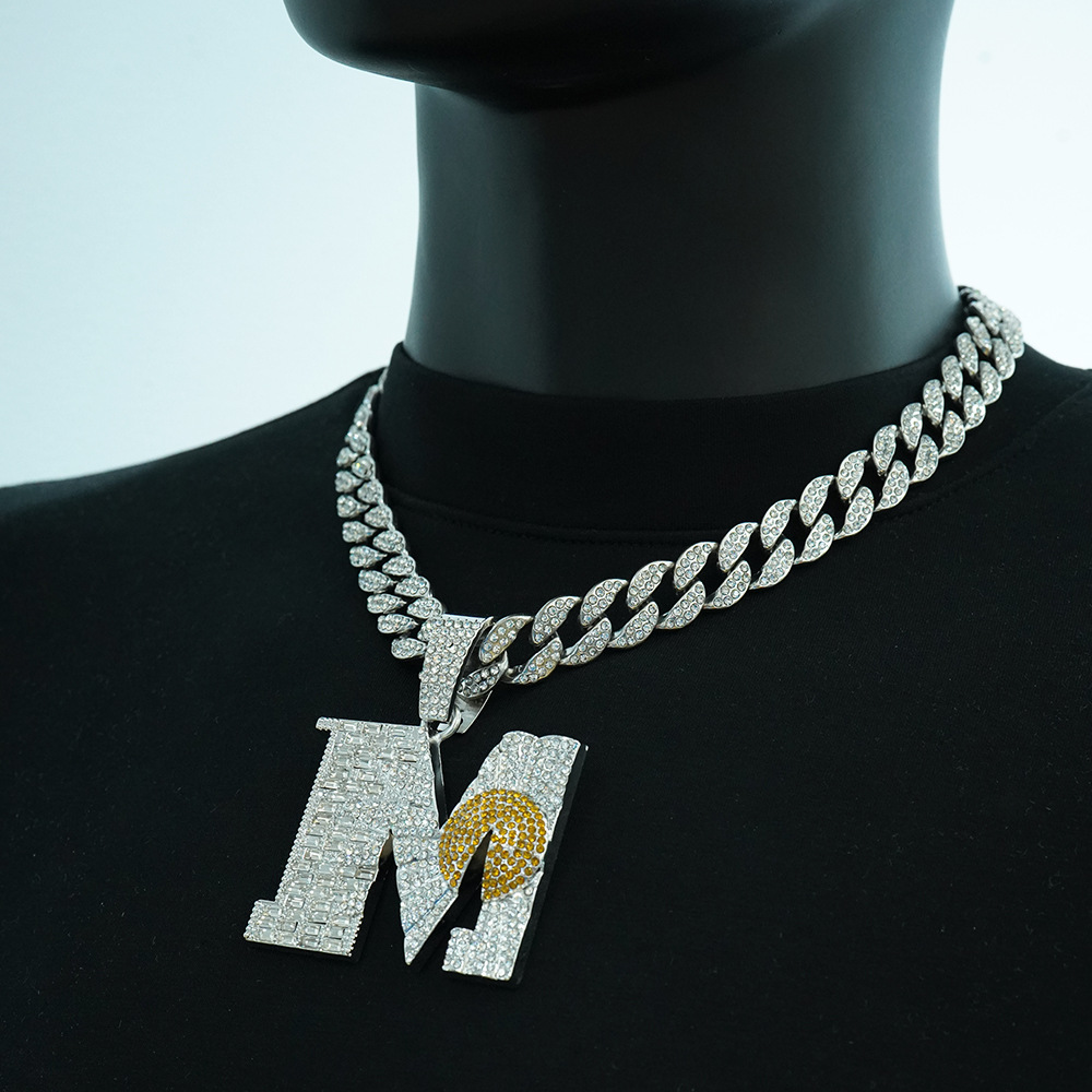 Venta caliente transfronteriza M Little Daisy Colgante knowknow mismo estilo Alloy Full Diamond Alfabeto inglés Hip Hop Colgante al por mayor