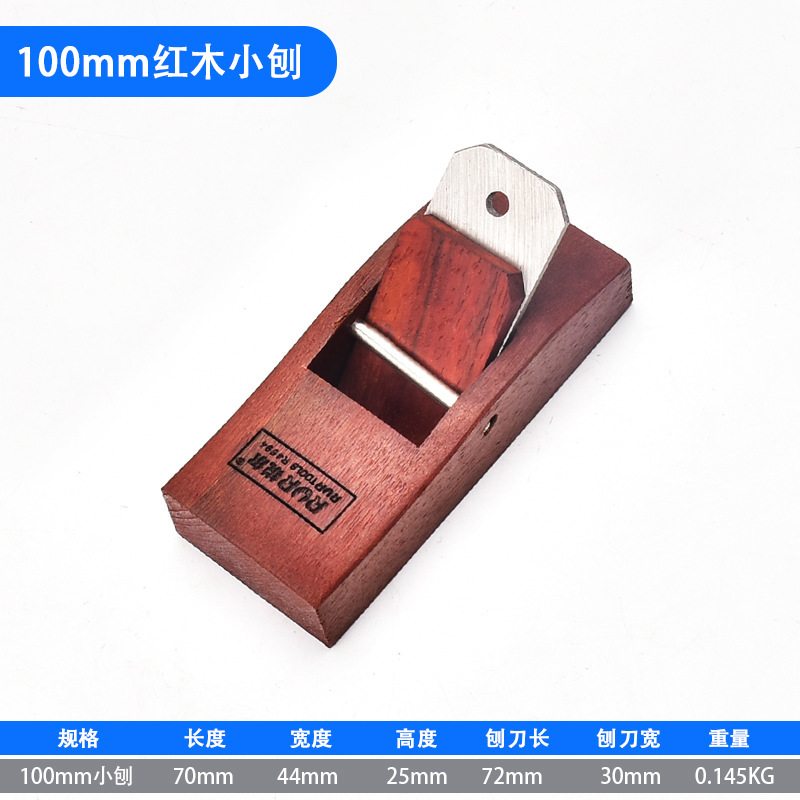 メーカーの手で大工のかんなを掘って手でかんなの逸品を押します。|undefined