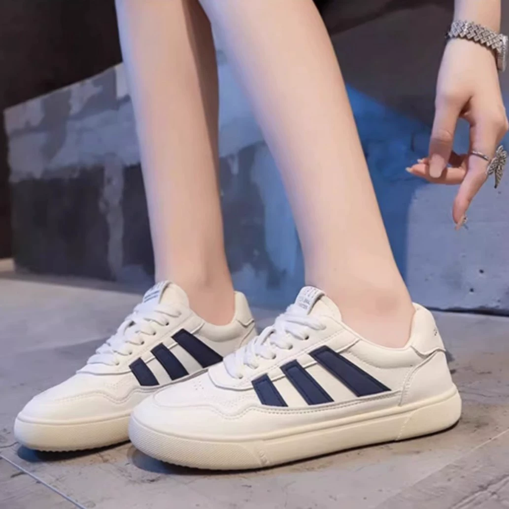 Женские спортивные туфли 2025 года, новые весенние популярные кожаные универсальные дышащие с мягкой подошвой, плоские студенческие белые туфли.