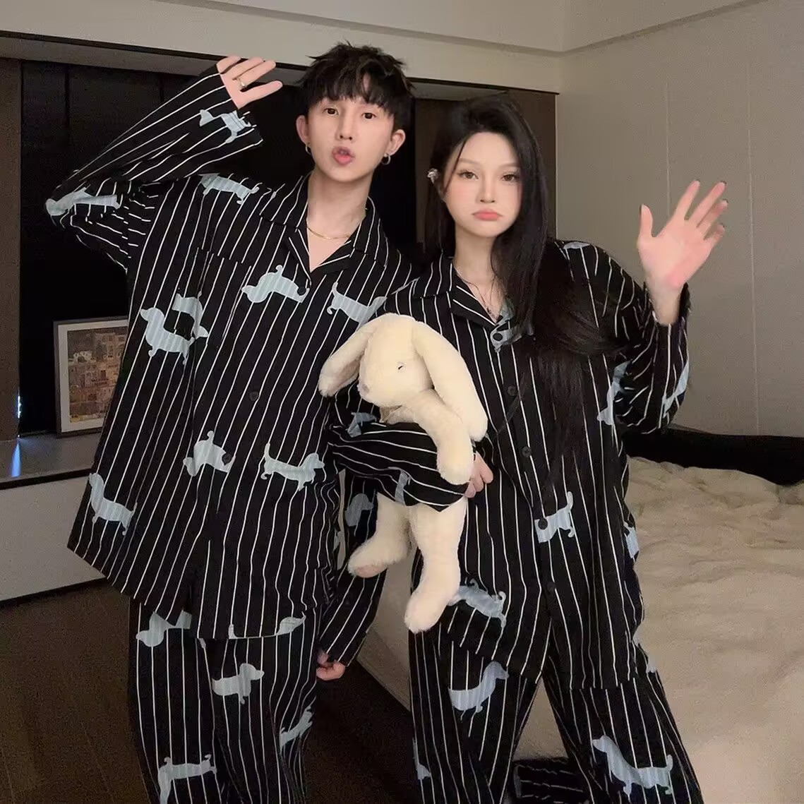 검은색 닥스훈트 긴팔 긴바지