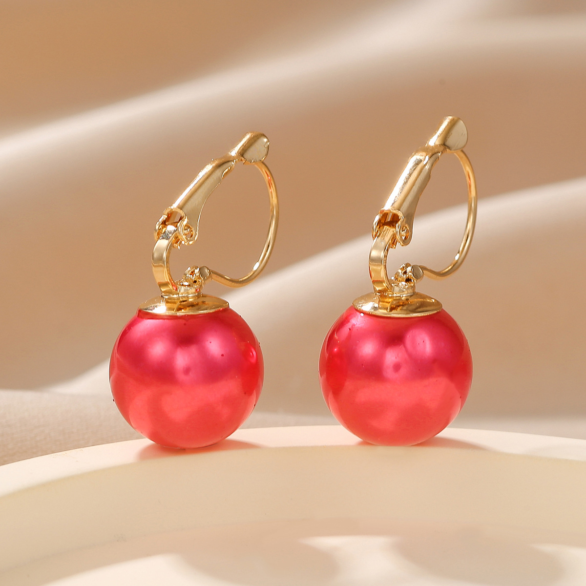 Moderne perleøreringe med kobberfarvede metalclips_voghion.com