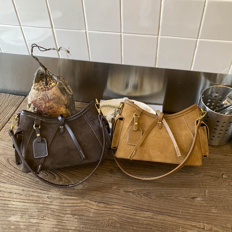 Bolsa de seda retro versátil, bolso inferior, otoño y invierno 2025, nuevo tipo de bolso de hombro de viaje, bolso de gran capacidad.