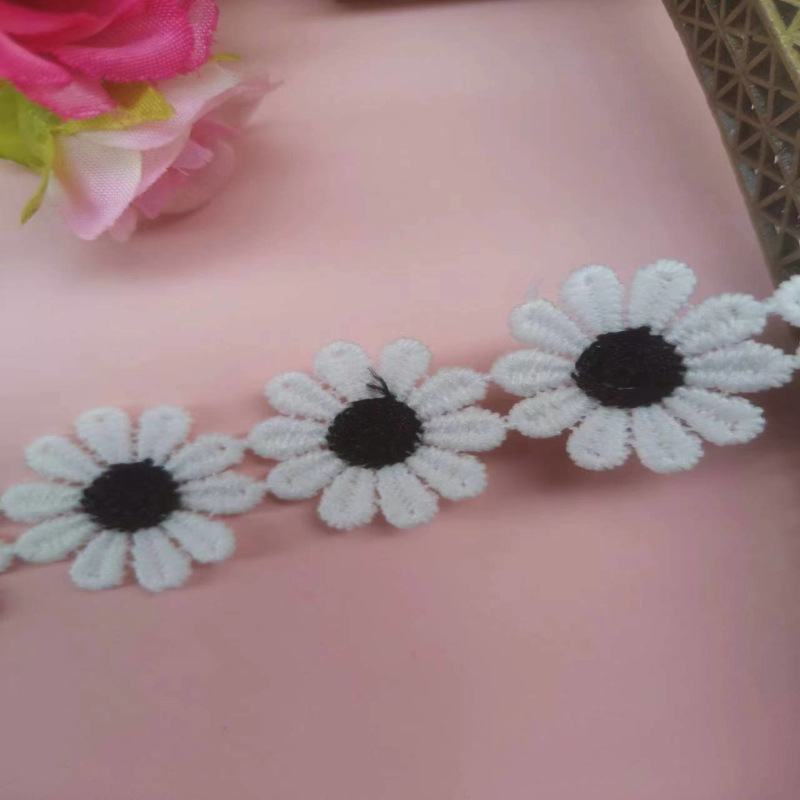 Fabricante de suministro directo de 2.5CM pequeña margarita agua bordada encaje de seda de leche de color encaje accesorios de ropa