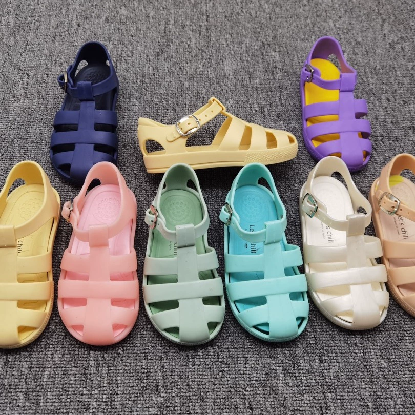 2023 летние новые сандалии с закрытым носком для девочек, сандалии на мягкой подошве с полой подошвой, детские с пряжкой, оптовая продажа от производителя Crystal.