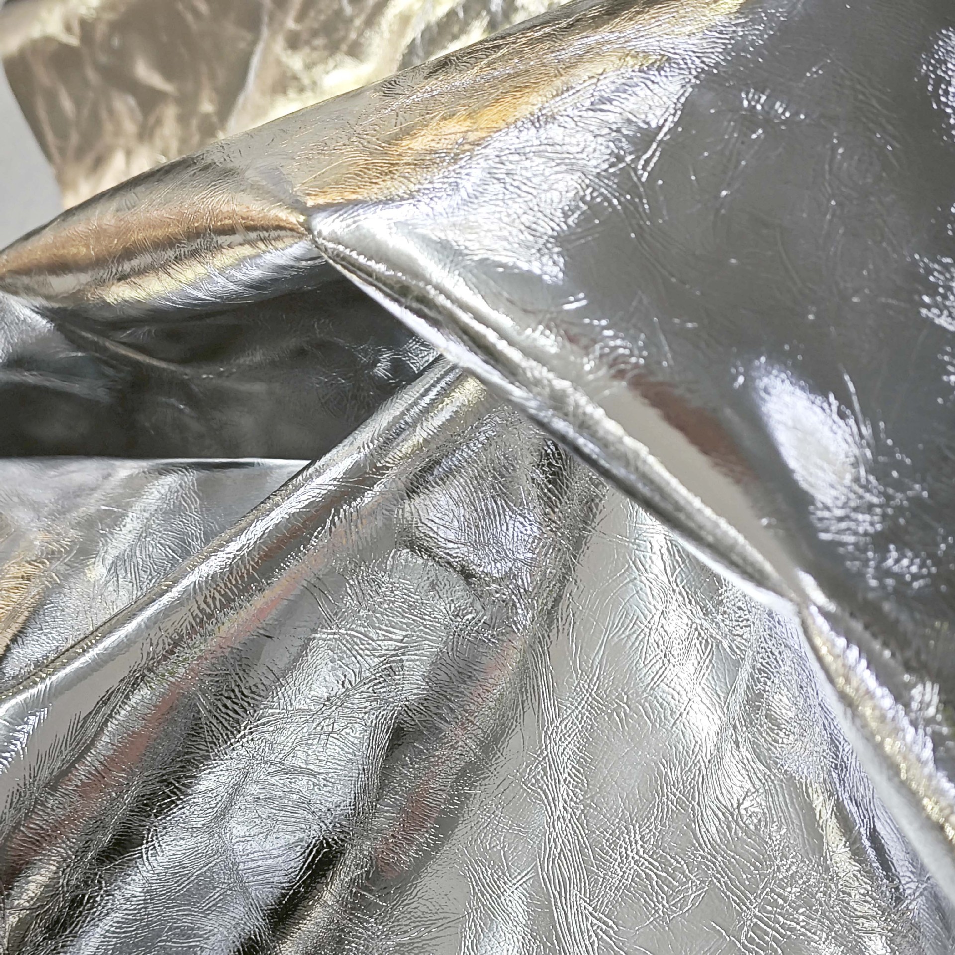 牛皮银色贴膜1.0MM厚头层真皮亮面皱纹金属箱包皮料