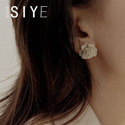 [White Lover] | French retro pearl camellia earrings earrings niche mosquito coil disc ear clip without piercing