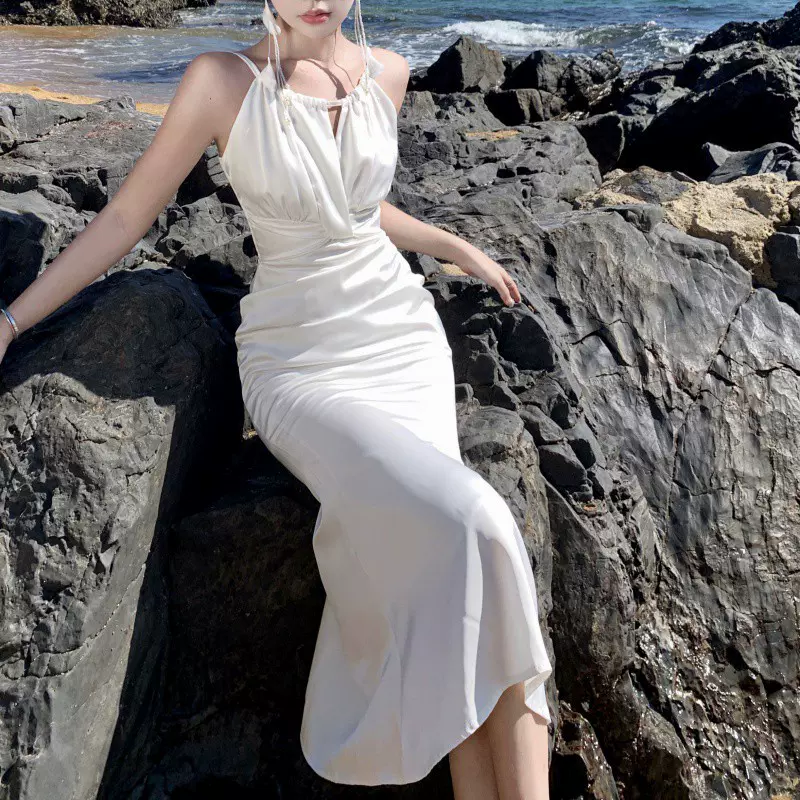 白色挂脖吊带连衣裙2024跨境新款女装缎面鱼尾感长款礼服裙