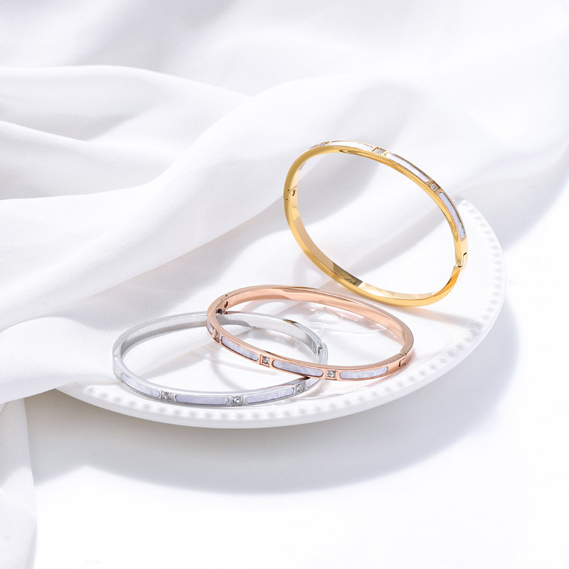 Nueva moda versátil simple brazalete de acero inoxidable de titanio de oro brazalete de diamante de oro brazalete de conchas detalles