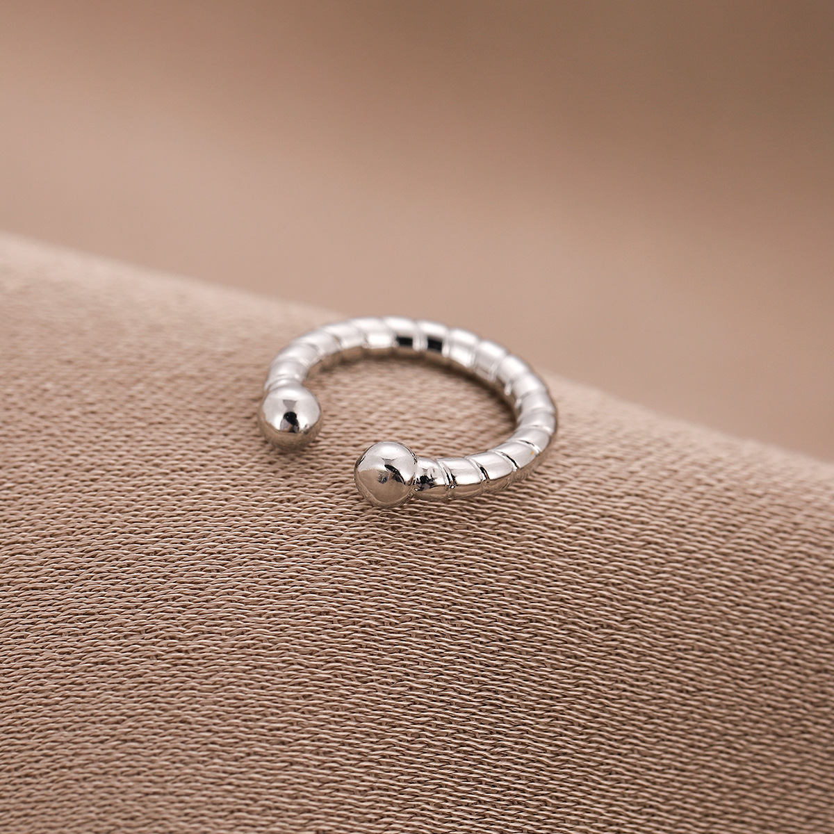 Estilo coreano personalizado pendientes simples de alta calidad en forma de U irregular clip de oreja cuadrada simple clip de hueso de oreja sin oreja al por mayor