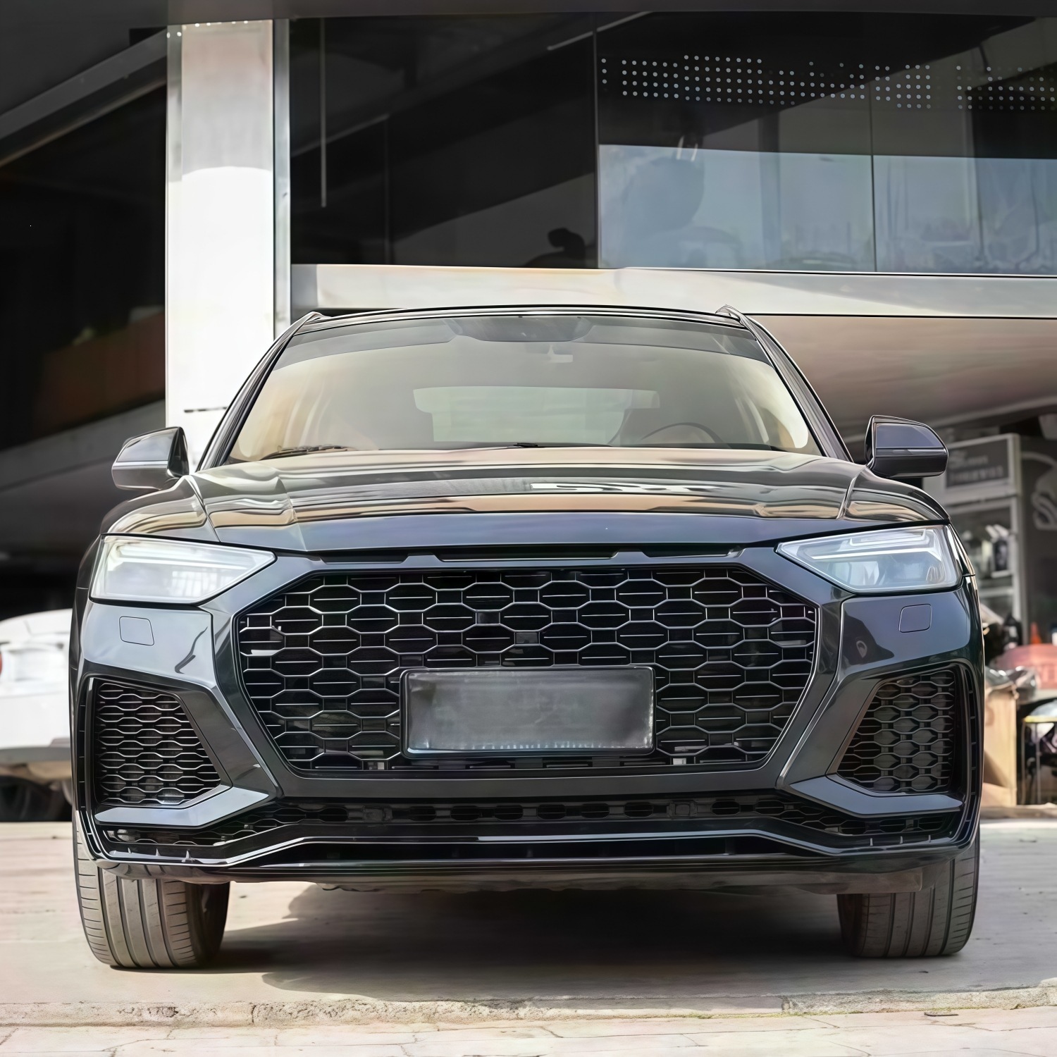 Suitable for Audi Q5L models from 2021 to 2026, this is a complete front bumper assembly for the RSQ5 modification, including the front bumper, front grille, and front fascia