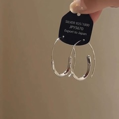 メタルコールドスタイルシルバープレーンフープイヤリング女性用ニッチデザインハイエンドイヤリングパーソナライズされたシンプルな気質イヤリングトレンド