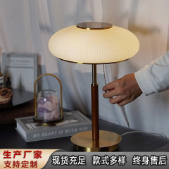 北欧シンプルで豪華な電気スタンドの後、現代の中古風デザイナーホテルの展示室の寝室のベッドの書斎のアイランプ