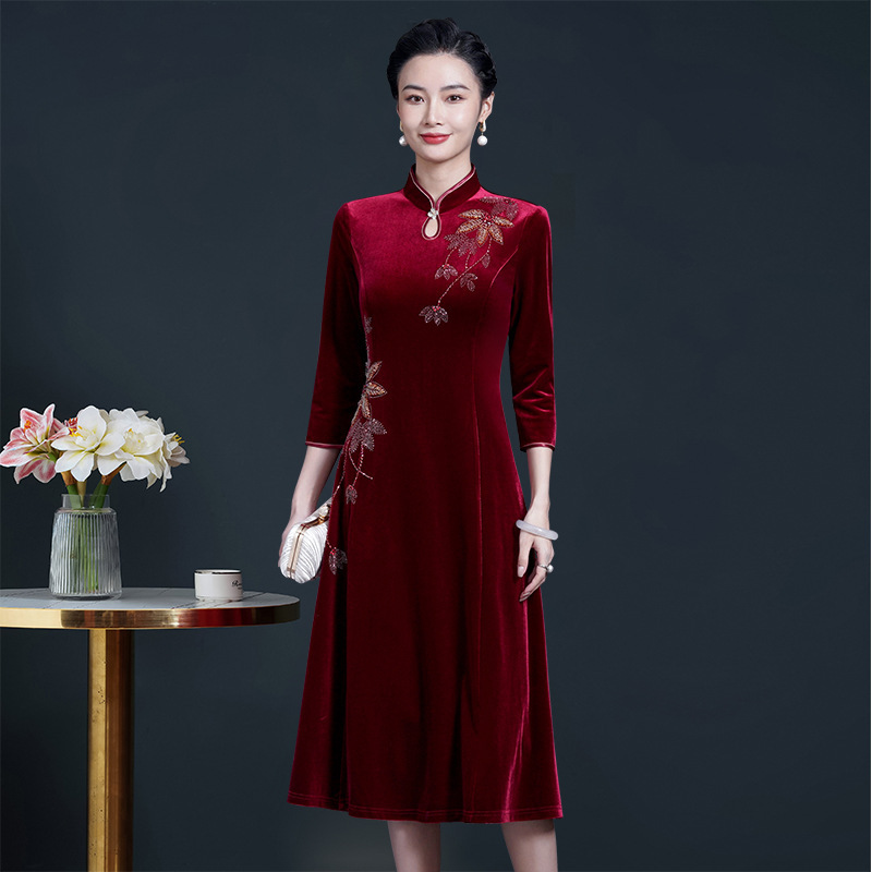Young Middle-aged Mother Wedding Dress Mother-in-law Wedding Banquet Golden Velvet Cheongsam Fashion Bride dress Noble Wedding Young Middle-aged Mother Wedding Dress Mother-in-law Wedding Banquet Golden Velvet Cheongsam Fashion Bride dress Noble Wedding