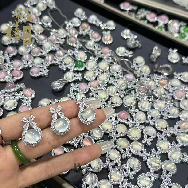 High-Quality Ice White Agate Inlaid with White Chalcedony Round Cabochon Small Pendant, White Agate Gemstone Pink and Green Necklace, Collarbone Chain High-Quality Ice White Agate Inlaid with White Chalcedony Round Cabochon Small Pendant, White Agate Gemstone Pink and Green Necklace, Collarbone Chain