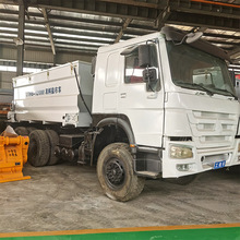 路面养护灰料撒布车 石灰水泥小碎石均可撒布 封闭式工程撒料车