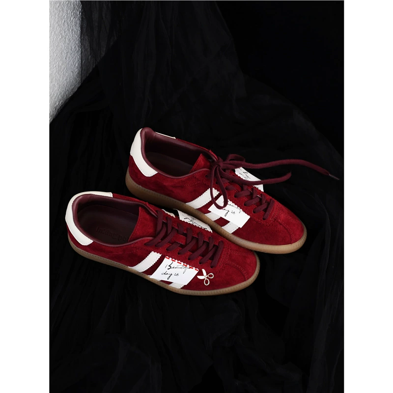 2025 новая модель разработки оптом бархатные красные моральные тренировочные туфли удобные плоские повседневные туфли замшевые кроссовки из овчины