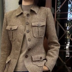 2025年と秋の女性の毛は、短いコートを着ている女性の新しいレトロなコートが保温して上着を着て痩せている