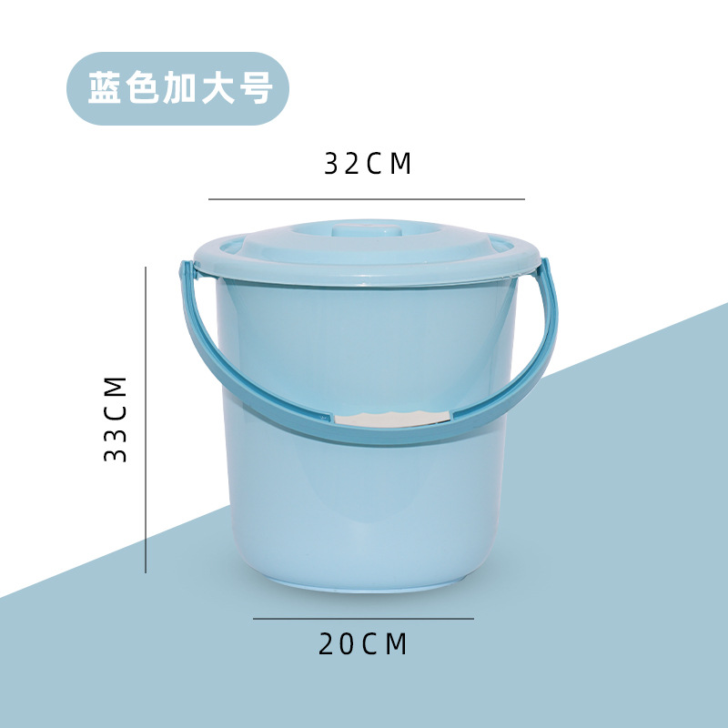 蓋付きの厚い家庭用大型プラスチックは、家庭用の手提げバケツの家庭用バケツを持っている学校の寮の学生がバケツを持っている