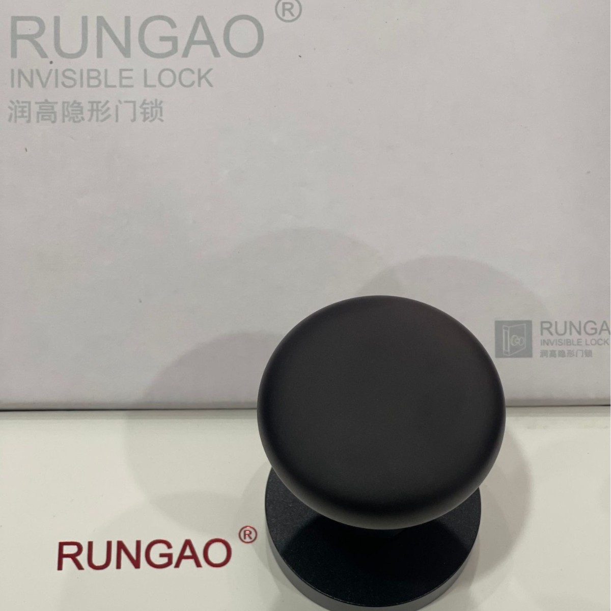 내부 링이있는 구형 블랙