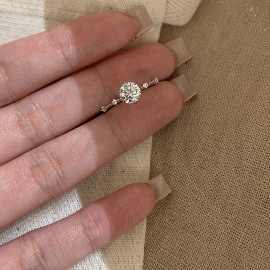 Glittrande designer ring för kvinnor, elegant och bekväm_voghion.com