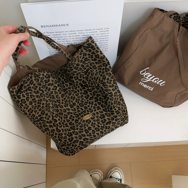 New Niche Design Leopard Print Shoulder Bag for Women, Large Capacity Reversible Canvas Bag, High-Looking Fashionable Tote Bag