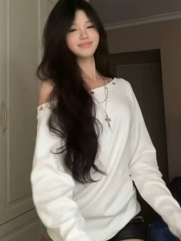 美式慵懒风设计白色斜肩彩色扣子宽松长袖t恤女秋季小众露肩上衣|undefined