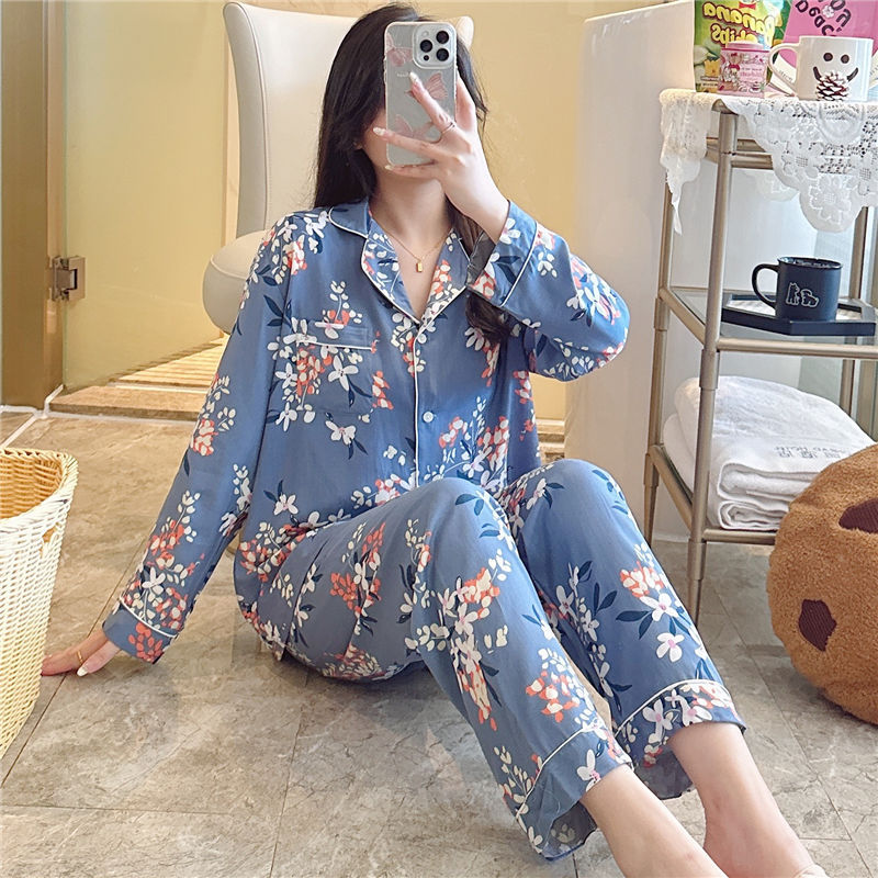 파란색 배경에 분홍색 꽃