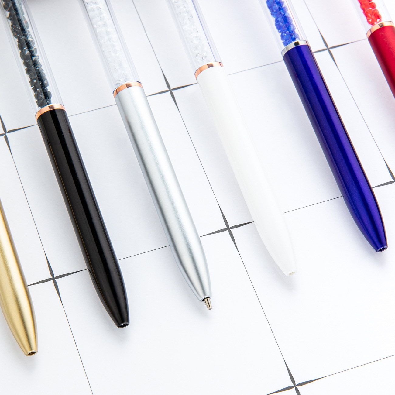 Bolígrafo de plástico amor al por mayor imprimible logotipo hotel publicidad bolígrafo de regalo creativo bolígrafo de cristal multicolor