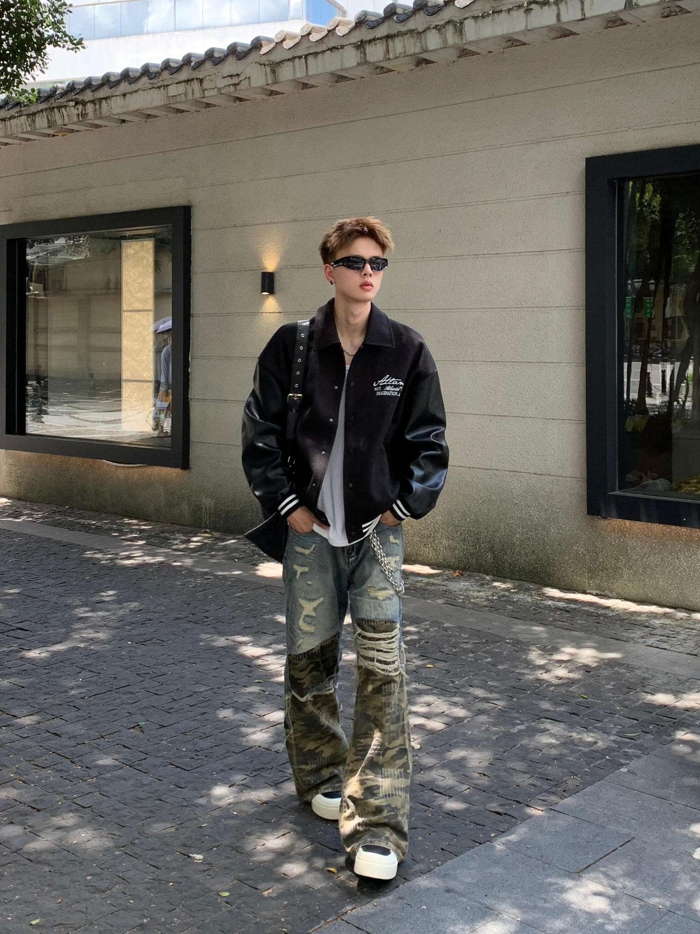 Junge Europäischen Und Amerikanischen Stil Pad Tuch Camouflage Patchwork Zerrissene Jeans 2025 Neue Street Fashion Design Lose Gerade_voghion.com