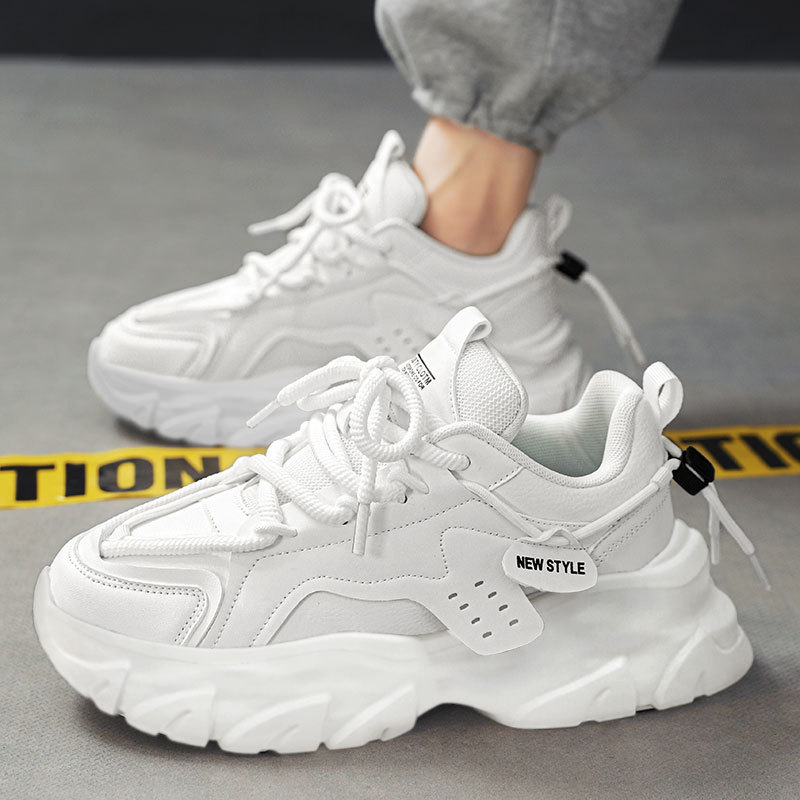 Zapatos de hombre de éxito en línea 2025 nuevos zapatos deportivos juveniles de otoño para correr casuales aumentados con suela gruesa zapatos de moda