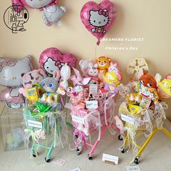 新しい六一子供の日の高颜値ショッピングカートの人形プレゼントかわいい漫画の美しい花屋の花芸の材料