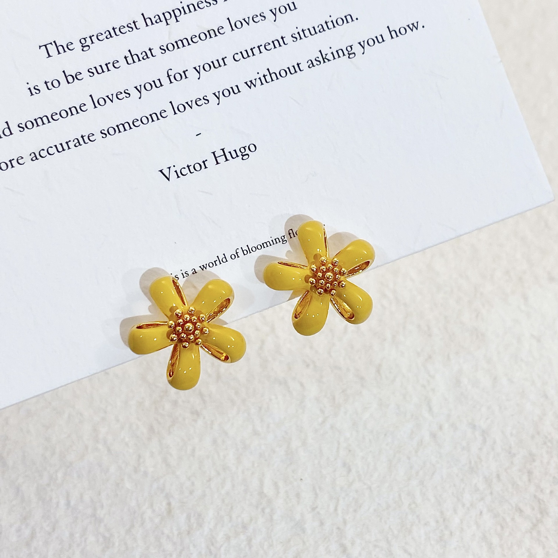Otoño y invierno nuevos pernos de cinco pétalos de flores dulce aretes elegantes de alta calidad temperamento de moda auriculares al por mayor