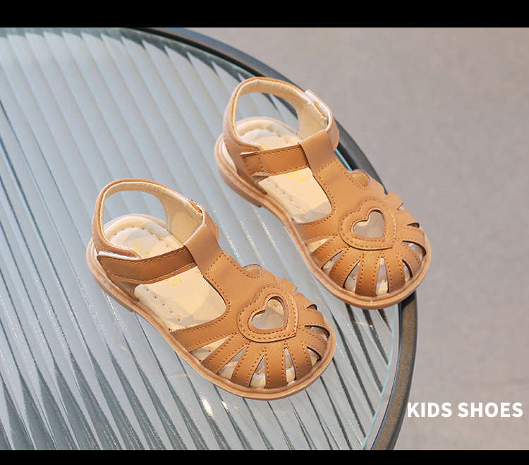 Sandali da ragazza di nuovo stile in piccola pelle traspirante scavata nella versione coreana, scarpe per bambini con suola morbida, estive_voghion.com
