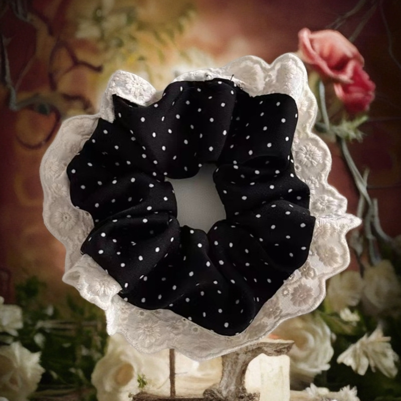 흰색 레이스가 달린 검은색 머리끈