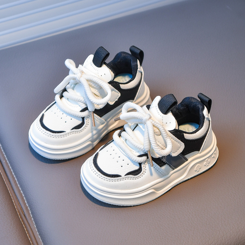 Hombres y niñas zapatos de skate para niños 2025 nuevos zapatos blancos de cuero coreanos con suela suave versátiles zapatos deportivos para niños al por mayor