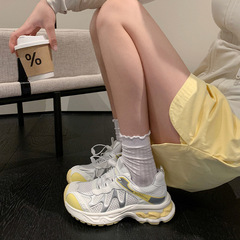 お父さん靴女性 2025 秋の新メッシュ通気性厚底ジョギングシューズ白高さ増加カジュアルスニーカー