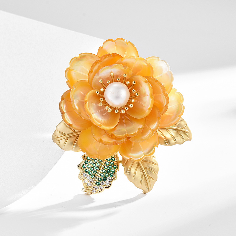 Broche de lujo con perla de agua dulce y flor de camelia_voghion.com