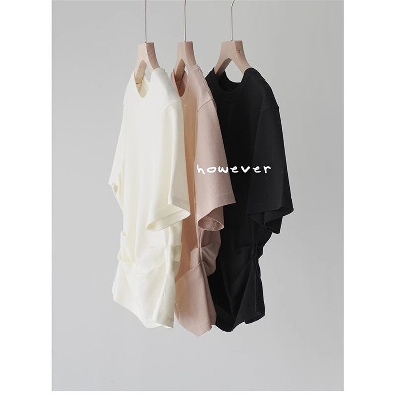 Design-Inspired Japanese Triacetate Short-Sleeve T-Shirt for Women with Back Slit, Pleated Waist, and Slimming Effect, New Model for Spring/Summer 2025