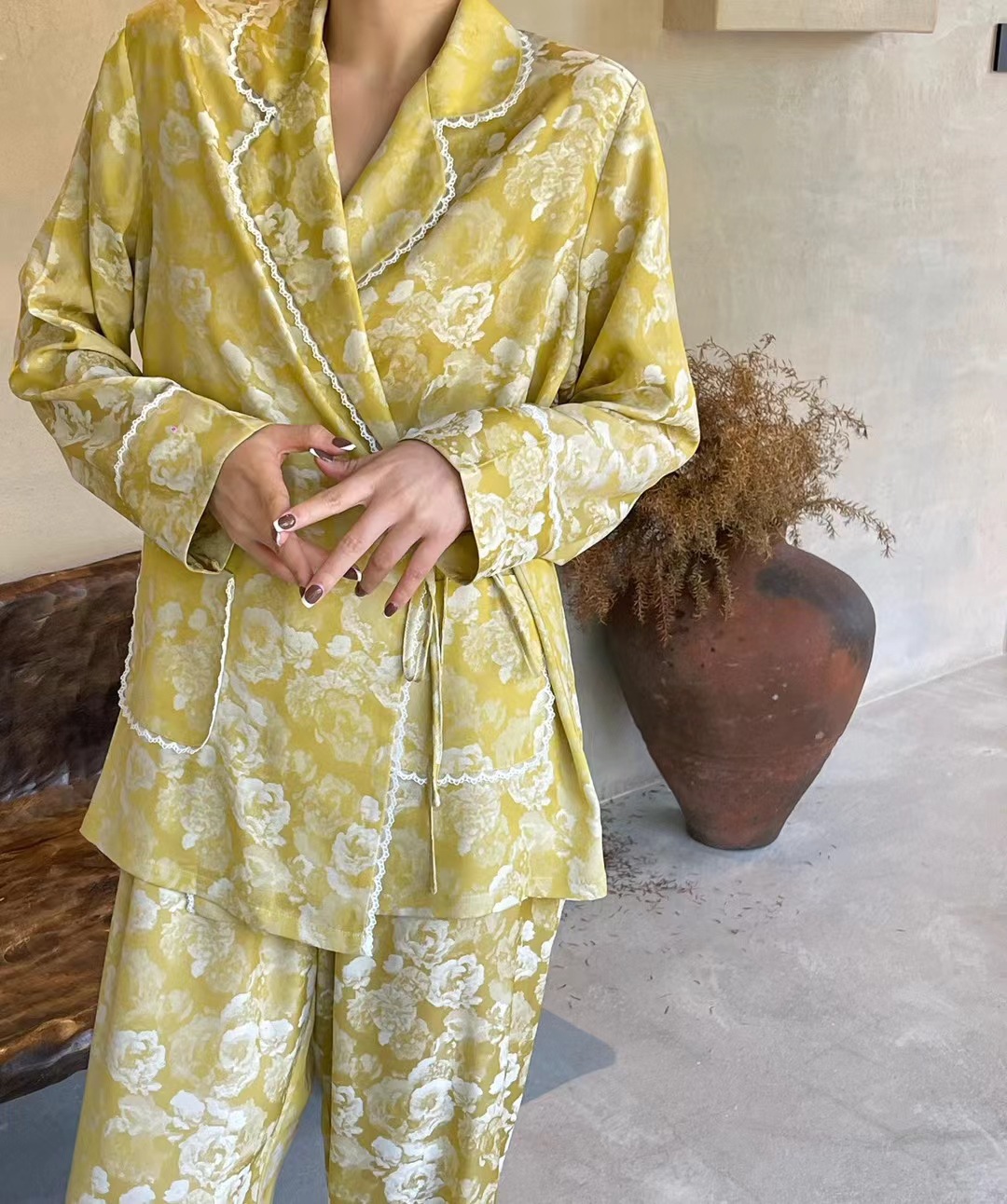 흰색 장미 노란색 배경