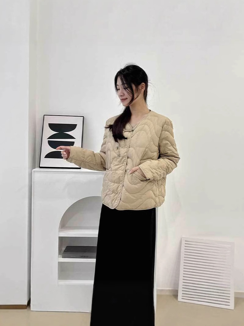 Vestido de mujer de terciopelo ligero otoño y invierno nuevo nuevo abrigo chino estilo de flor de acolcha interior de pluma de cuello redondo de literatura y arte