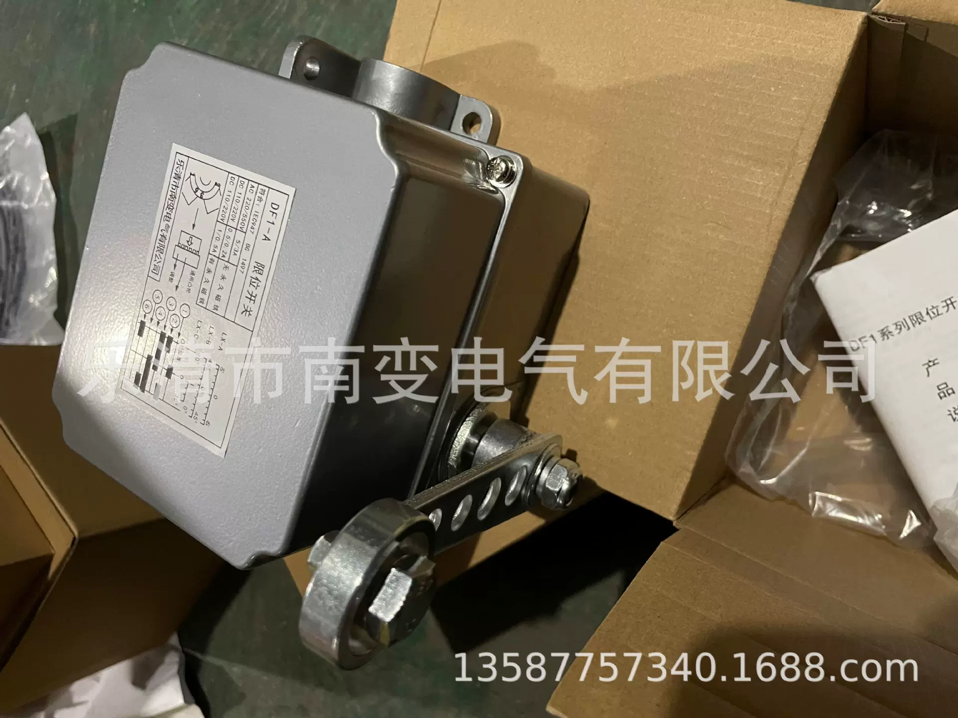 行程限位开关DF1-A/B重负荷限位器耐高温壳可调转臂滚轮摆杆式