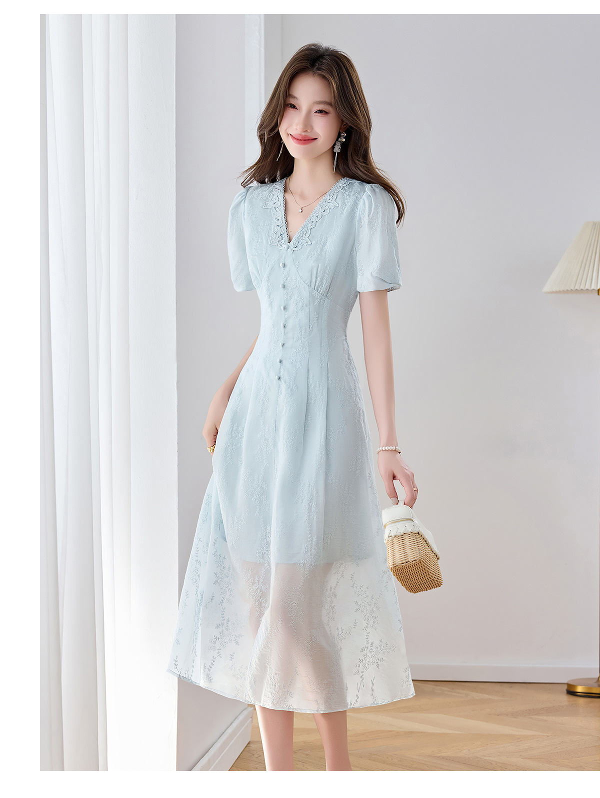 Đầm maxi nữ thêu hoa cổ V thắt eo phong cách cổ điển dài — màu xanh nhạt, màu sắc chi tiết 11