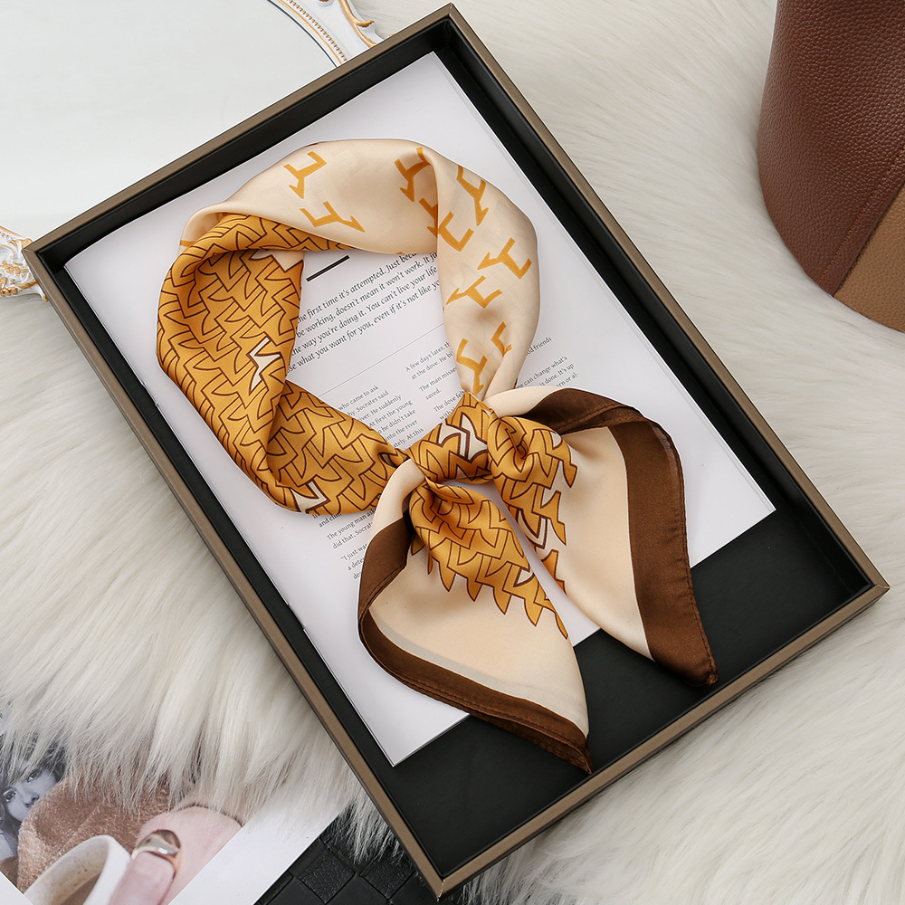 Pony marrón, beige y amarillo