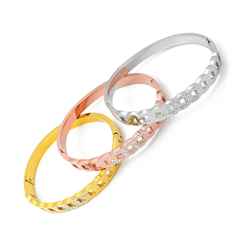 Europa y América nueva titanio acero micro-incrustaciones de alta calidad pulsera hueca estilo punk hebilla pulsera de oro al por mayor de acero inoxidable joyería