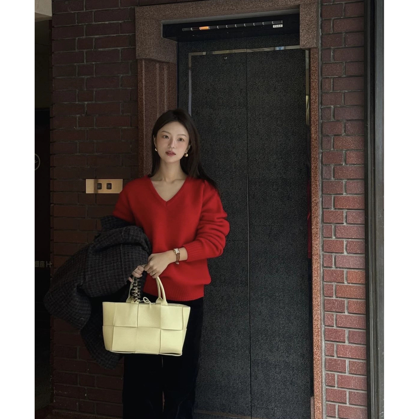 2025年冬新作 韓国デザイナー g*d 花柄 ホリデー雰囲気 若見えVネックセーター