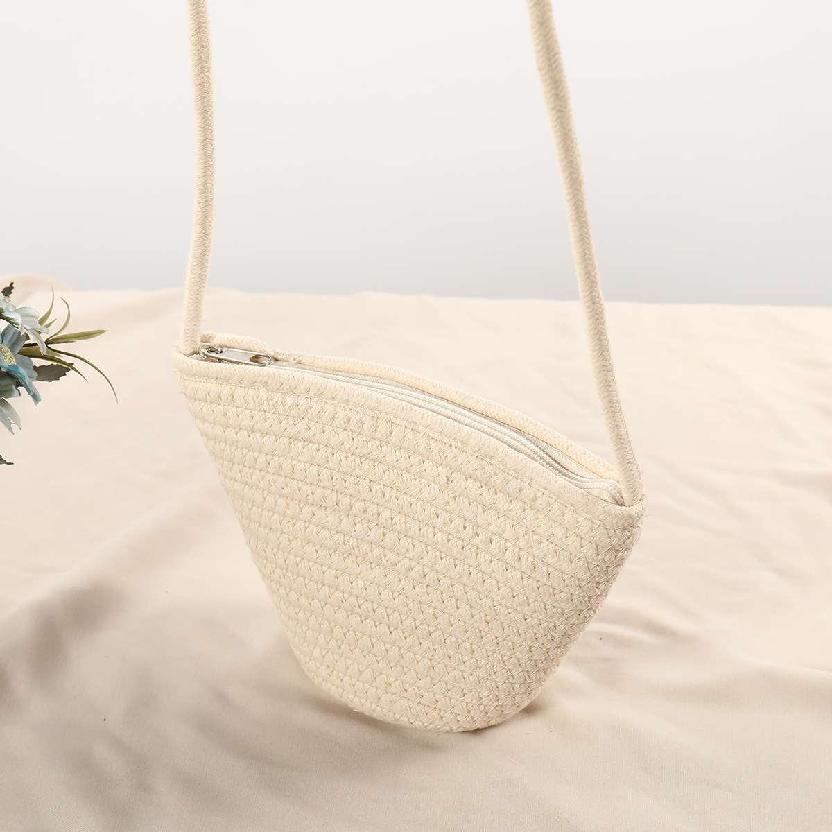 Women's Small Cotton Solid Color Flower Vacation Beach Weave Bucket Zipper Straw Bag display picture 18