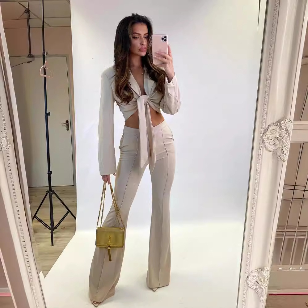 GraceChic – Europäischer und amerikanischer, sexy Schnürblazer mit langen Ärmeln, gepolsterten Schultern und eng anliegender Schlaghose – Frühjahr/Sommer 2024 (Neu)_voghion.com